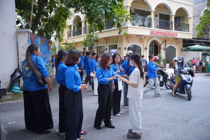 Đoàn viên, thanh niên tỉnh Phú Thọ hỗ trợ thí sinh tại điểm thi trường THPT Việt Trì