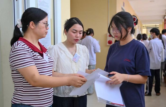 Thí sinh trong ngày làm thủ tục dự thi.