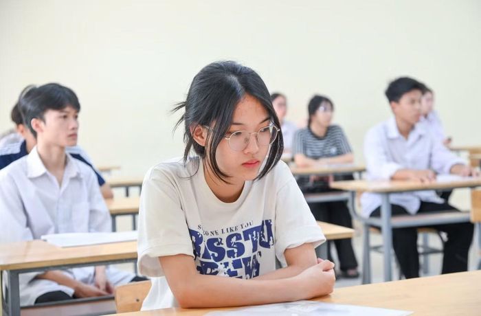 Thí sinh tại điểm thi THPT A Thanh Liêm trong buổi làm thủ tục.