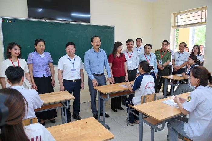 Ông Thưởng chúc thí sinh bình tĩnh, tự tin, thể hiện tốt nhất bài thi theo năng lực của mình.