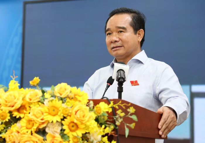 Chủ tịch UBND TPHCM Nguyễn Văn Được trao đổi với cử tri. Ảnh: Ngô Tùng