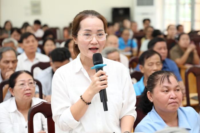 Cử tri nêu ý kiến tại hội nghị. Ảnh: Ngô Tùng