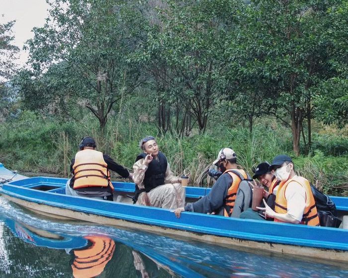 Một trong những điểm đáng chú ý của bộ ảnh là sự xuất hiện của nhiều thành viên trong ê-kíp sản xuất. Sơn Tùng dành nhiều khung hình cho đội ngũ sáng tạo, người phụ trách công việc điều phối hậu trường. "Tôi biết ơn những gì các bạn đã làm cho tôi, chúc mừng MV Come My Way đạt 30 triệu view", Sơn Tùng viết.
