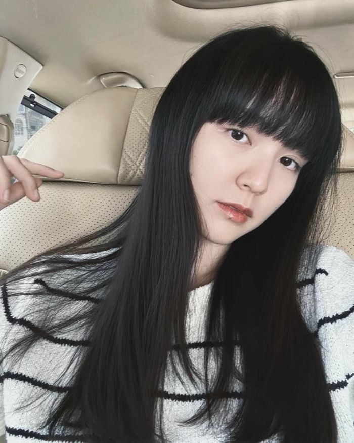 Chính vì vậy, việc Sơn Tùng công khai hàng loạt hình ảnh hậu trường có sự xuất hiện của Hải Tú khiến người hâm mộ đặc biệt chú ý sau nhiều năm được ví là "nàng thơ bí ẩn".