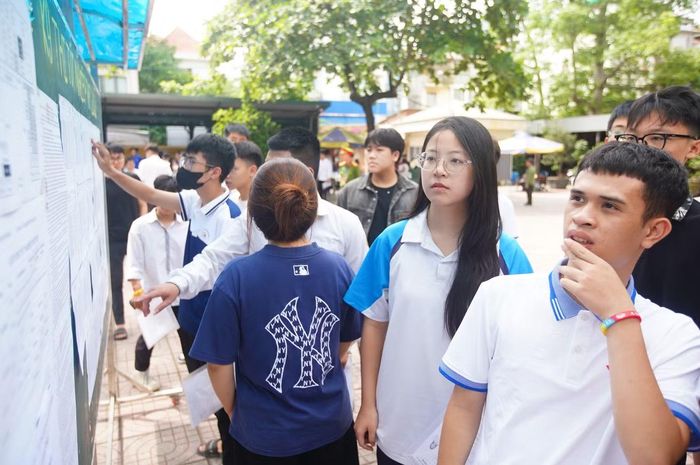 Chiều 10/6, ở trường THPT Yên Hòa (Hà Nội), rất nhiều thí sinh đến từ sớm để làm thủ tục dự thi. Tại địa điểm thi này có 23 phòng thi.