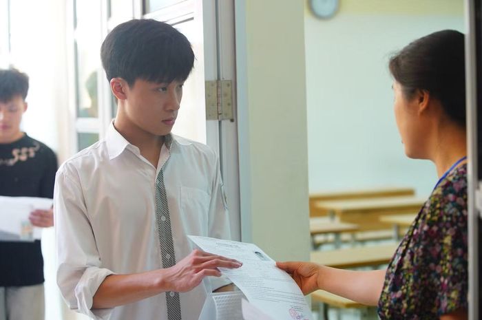 Đúng 2h, giám thị gọi thí sinh vào phòng thi.