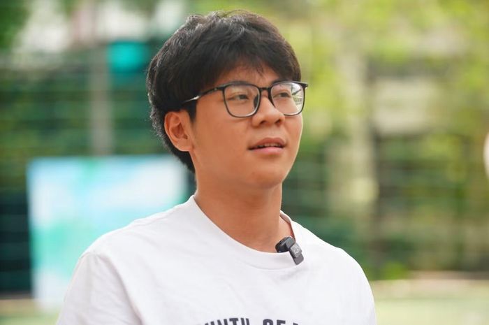 "Em cũng khá áp lực trước kỳ thi, em tự tin môn tiếng Anh nhất, hai môn Toán, Lý thì không tự tin bằng. Em khá lo lắng với những câu điểm quyết định, em phải cố làm được, đạt những điểm quý giá để có lợi thế cạnh tranh với các bạn thí sinh khác mà cùng nguyện vọng với em", em Ngô Thái Anh, trường THPT Nguyễn Tất Thành chia sẻ. Em Thái Anh chia sẻ thêm, để giảm áp lực em thường hay đi bộ, cầu nguyện cho những nỗ lực cố gắng bao năm không uổng phí.
