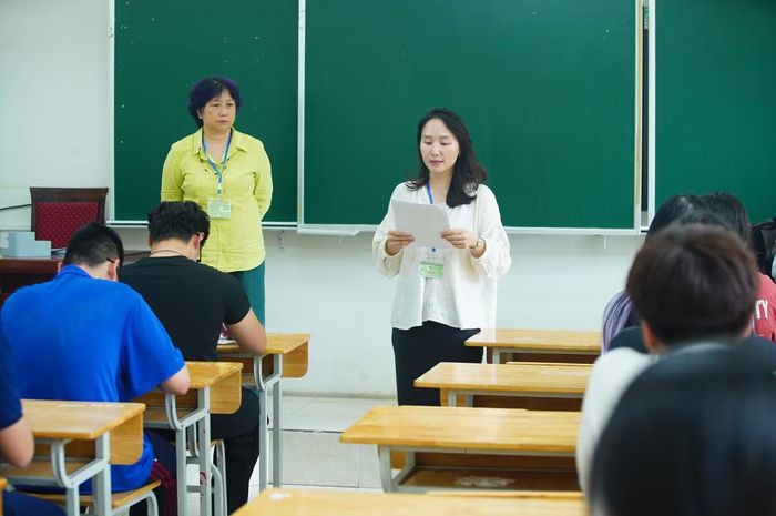 Sau khi hoàn tất các thủ tục, thông tin, giám thị phổ biến quy chế thi.