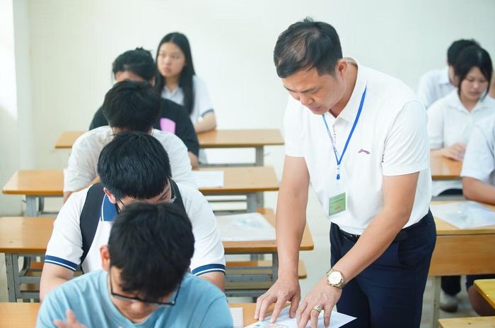 Giám thị kiểm tra thông tin thí sinh.