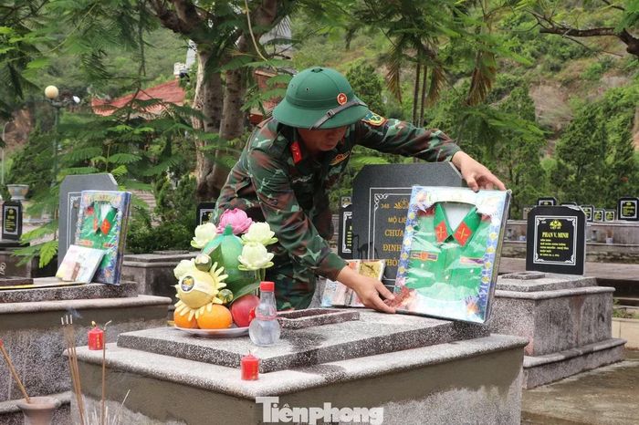 Đại tá Phan Quốc Hùng - Phó Chủ nhiệm Chính trị Bộ Chỉ huy Quân sự tỉnh Nghệ An - cho biết hiện toàn tỉnh có 2.478 phần mộ liệt sĩ chưa xác định được danh tính đang an táng tại 32 nghĩa trang liệt sĩ. “Thực hiện chiến dịch 500 ngày đêm đẩy mạnh tìm kiếm, quy tập và xác định danh tính hài cốt liệt sĩ, ban chỉ đạo 515 tỉnh đặt mục tiêu hoàn thành việc lấy mẫu sinh phẩm tại tất cả nghĩa trang trong tháng 10 năm nay”, Đại tá Phan Quốc Hùng chia sẻ.