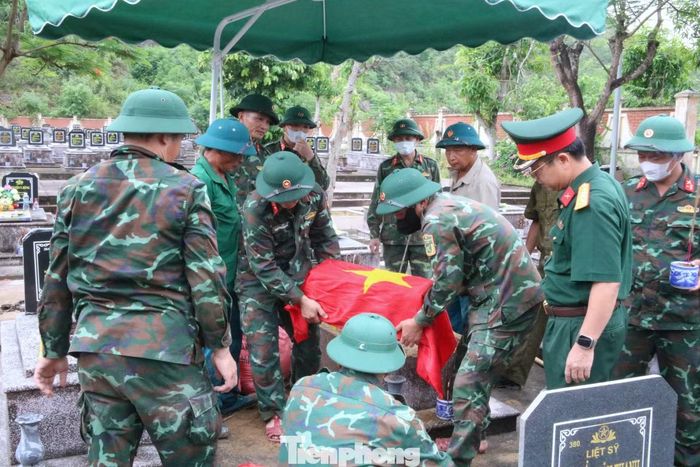 Tại Nghĩa trang liệt sĩ Hưng Nguyên có 13 phần mộ chưa xác định được danh tính. Các cán bộ, nhân viên y tế, pháp y và lực lượng quân đội kiên trì thực hiện từng thao tác. Mỗi lần mở nắp tiểu sành là một lần hồi hộp. Bởi sau hàng chục năm nằm trong lòng đất, không phải mẫu xương nào cũng còn đủ điều kiện để giám định ADN.