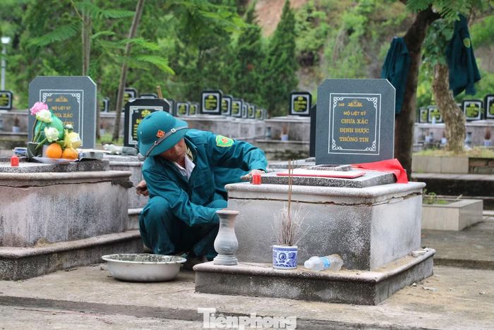 Sau khi hoàn thành việc lấy mẫu, các phần mộ được đóng lại cẩn thận, nguyên trạng như trước.