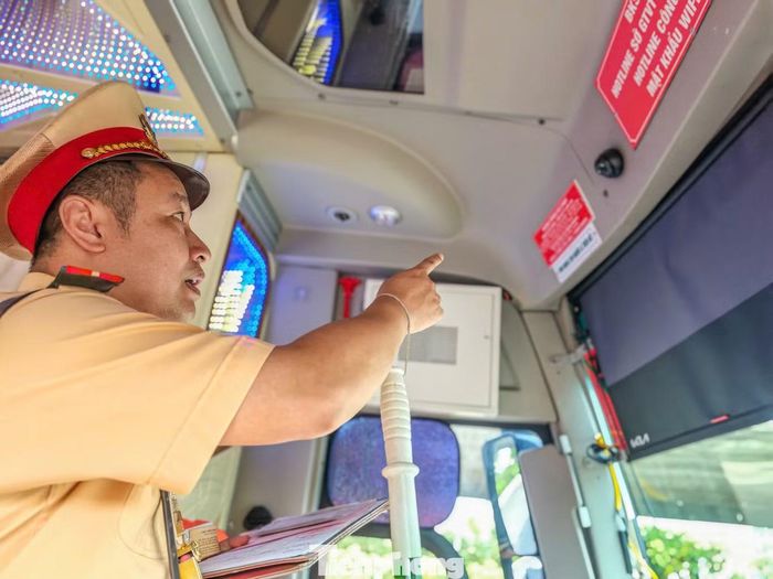 Lực lượng CSGT kiểm tra thiết bị giám sát hành trình trên xe khách.