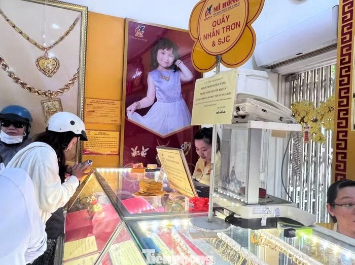 Tiệm Mi Hồng cũng không còn cảnh khách chen chân xếp hàng dài chờ mua vàng như trước