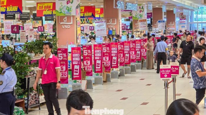 Được biết, mỗi ngày có hàng nghìn lượt khách mua sắm tương tự tại Aeon Long Biên. Toàn bộ quá trình từ lựa chọn hàng hóa đến thanh toán và rời siêu thị được vận hành thông qua sự kết hợp giữa nhân viên, hệ thống thanh toán điện tử, camera giám sát và các thiết bị chống thất thoát hàng hóa.