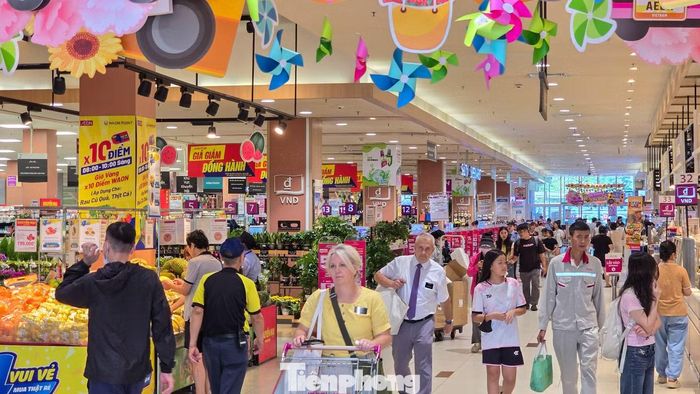 Hai ngày qua, siêu thị AEON Mall Long Biên thu hút sự quan tâm lớn của dư luận sau vụ việc một nữ khách hàng phản ánh bị quy chụp lấy cắp hàng hóa. Theo ghi nhận chiều 10/6, hoạt động mua sắm vẫn diễn ra bình thường với lượng khách đông đúc.