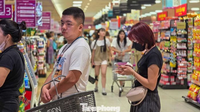 Vào các khung giờ cao điểm, nhiều quầy thu ngân luôn trong tình trạng đông khách. Sau khi hoàn tất giao dịch, hàng hóa được đóng gói và bàn giao cho người mua.