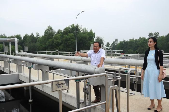 Ông Đặng Văn Châu, quản đốc nhà máy xử lý nước thải KCN Rạch Bắp giới thiệu về nhà máy xử lý nước thải giai đoạn 2
