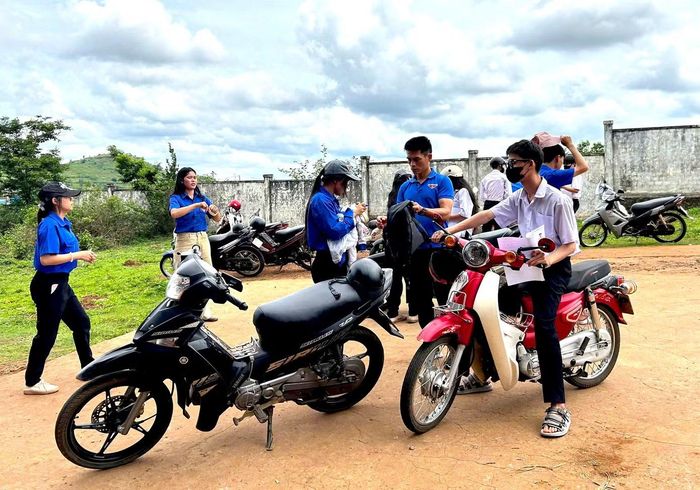 Các sĩ tử đến điểm thi chiều 10/6.