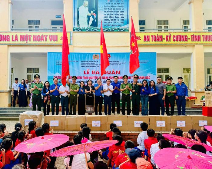 Lễ ra quân chương trình tình nguyện hè với chủ đề “Hành trình theo chân Bác”.