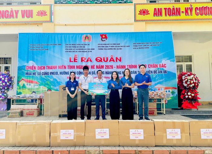 Đoàn Thanh niên PV Power trao tặng 10 bộ máy tính cho Trường Tiểu học Cắm Muộn (xã Mường Quàng, tỉnh Nghệ An)
