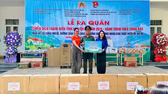 Đoàn Thanh niên PV Power trao tặng quà cho Ban Thanh niên Công an tỉnh Nghệ An.