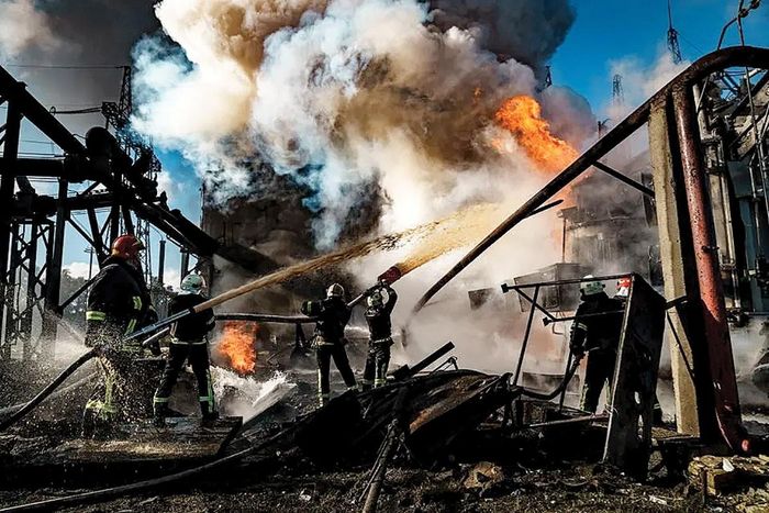 Cuộc chiến ở Ukraine cho thấy những rủi ro đối với cơ sở hạ tầng điện (trong ảnh, lính cứu hỏa đang nỗ lực dập tắt đám cháy tại một nhà máy điện bị trúng tên lửa Nga vào ngày 10/10/2025 tại Kyiv, Ukraine)