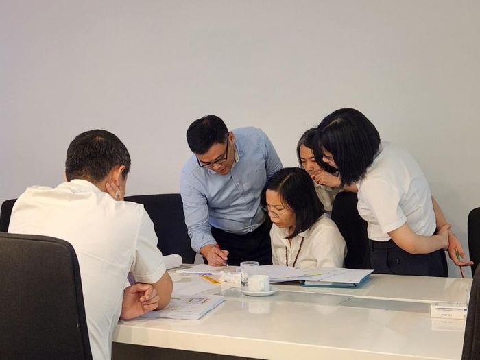 Giảng viên và học viên cùng nhau trao đổi tại khóa học.