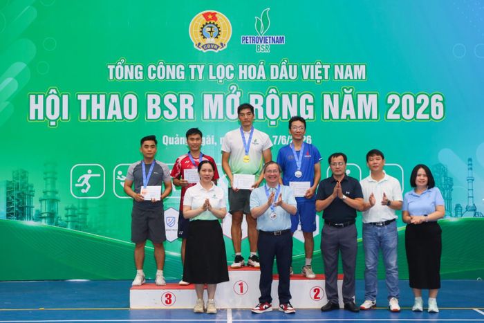 Các VĐV nhận giải môn cầu lông.