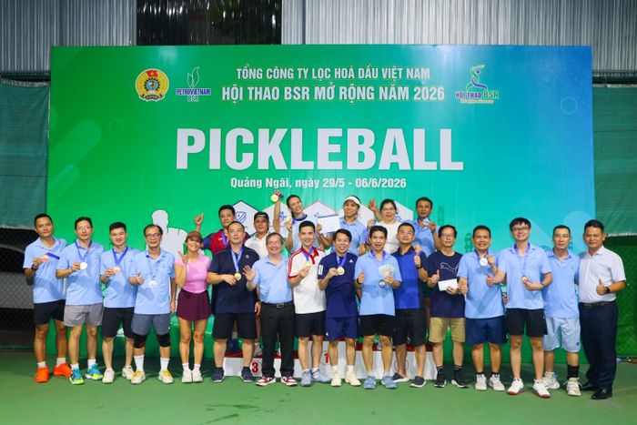 Các VĐV nhận giải thưởng môn pickleball.