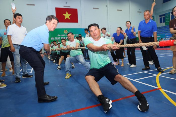 Tràn đầy những màn tranh tài kịch tính tại chung kết môn kéo co.
