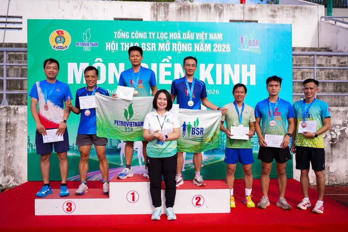 Các VĐV giành giải môn điền kinh.