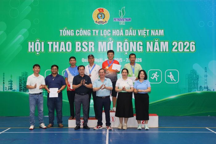 Ban tổ chức trao giải cho các thí sinh đạt giải tại môn cờ tướng.