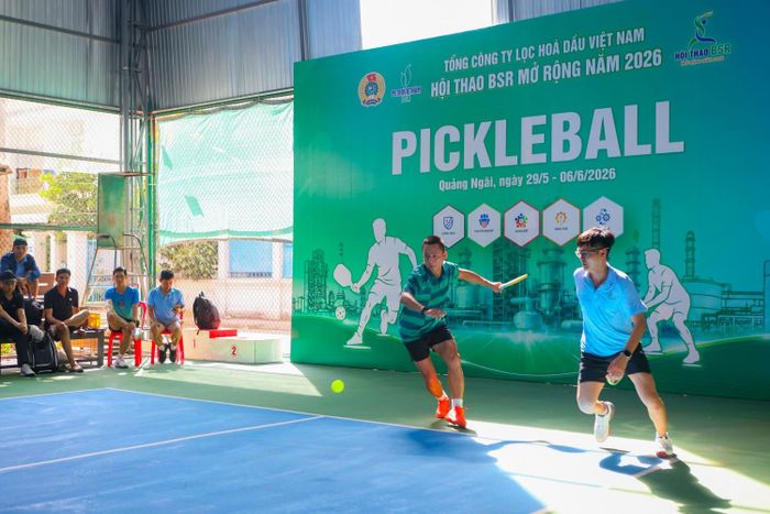 Môn pickleball lần đầu tiên được tổ chức nhưng đã thu hút hàng trăm VĐV tham gia tranh tài.
