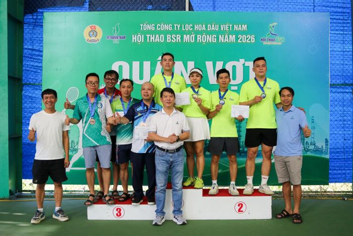 Ban tổ chức trao giải cho các VĐV đạt giải môn quần vợt.