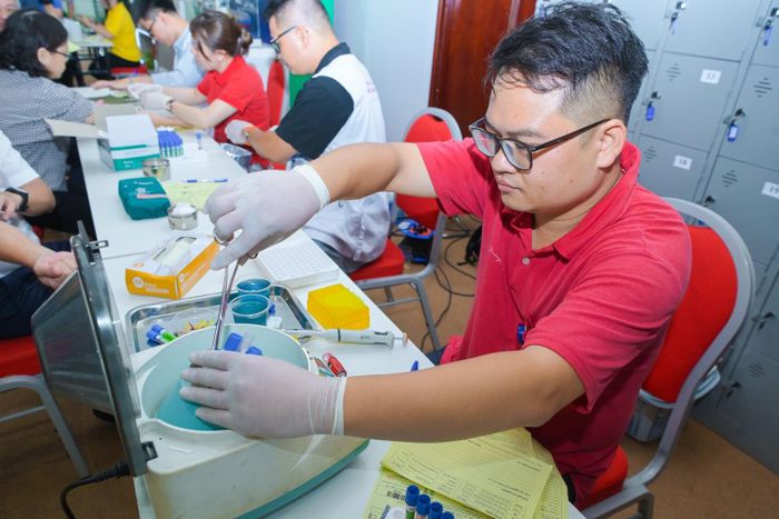 Các mẫu máu được kiểm tra kỹ lưỡng.