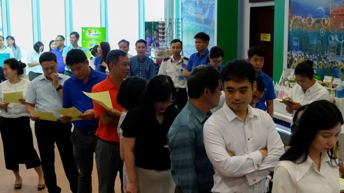 Ngay từ sáng sớm, khu vực tiếp nhận đăng ký hiến máu đã trở nên nhộn nhịp với hàng dài người tham gia làm thủ tục, khám sàng lọc sức khỏe và chờ đến lượt hiến máu.
