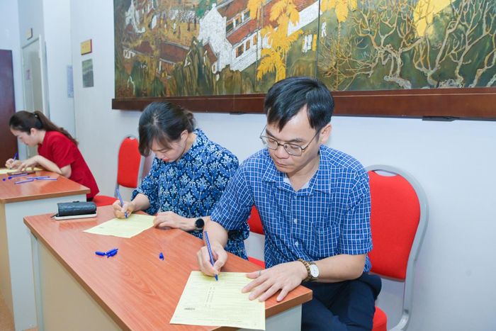 Trước khi hiến máu, các cán bộ, nhân viên cần điền các thông tin cần thiết.