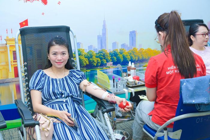 Sau khi được sàng lọc máu, quy trình hiến máu được tiến hành với sự phấn khởi của người lao động hưởng ứng chương trình.