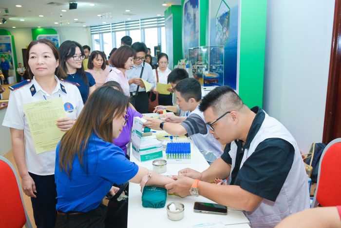 Sau khi thông tin đã được điền đầy đủ, các cán bộ y tế tiến hành kiểm tra huyết áp và lấy mẫu máu nhằm sàng lọc, kiểm tra trước khi hiến máu.