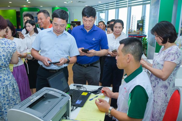 Cán bộ, nhân viên đăng ký hiến máu được yêu cầu quét mã QR trên VNeID.