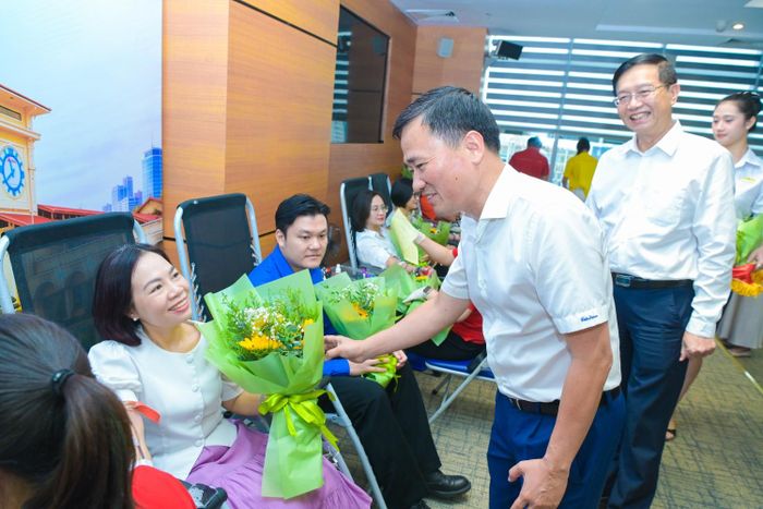Phó Chủ tịch Công đoàn Petrovietnam Vũ Anh Tuấn tặng hoa động viên cán bộ, nhân viên hưởng ứng chương trình.