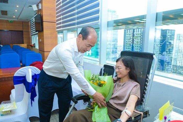 Chủ tịch Hội Cựu chiến binh Petrovietnam Phạm Quang Dũng tặng hoa động viên cán bộ, nhân viên hưởng ứng chương trình.