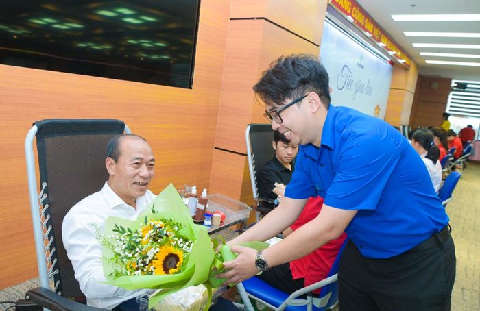 Bí thư Đoàn Thanh niên Petrovietnam Phạm Đăng An tặng hoa động viên cán bộ, nhân viên hưởng ứng chương trình.
