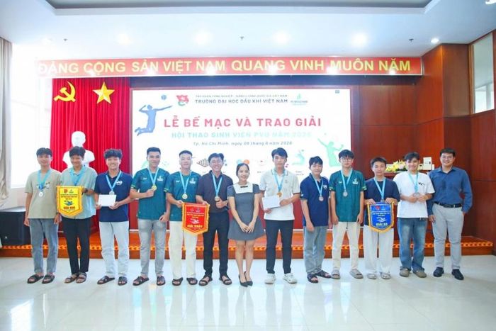 Ban tổ chức vinh danh các tập thể và cá nhân đạt thành tích xuất sắc tại Hội thao Sinh viên PVU 2026.