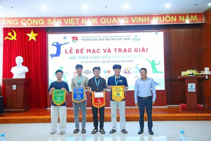 TS Lê Quốc Phong trao giải cho các vận động viên và tập thể đạt giải cao tại hội thao.