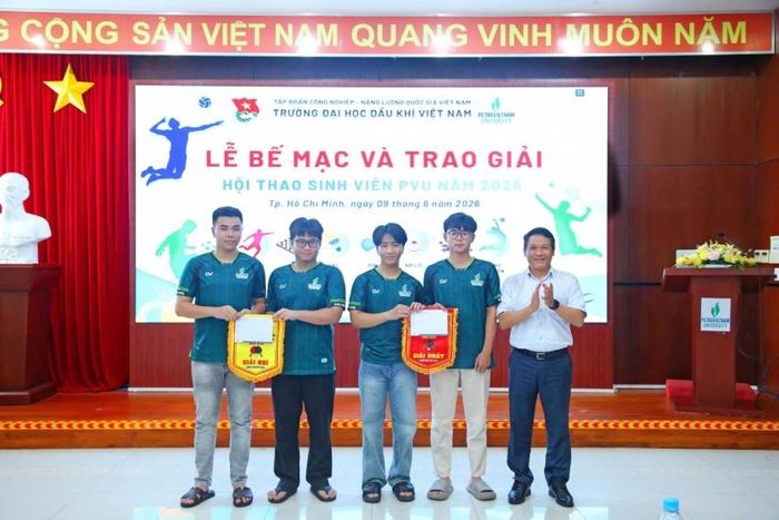 TS Phan Minh Quốc Bình trao giải cho các vận động viên và tập thể đạt thành tích cao tại hội thao.