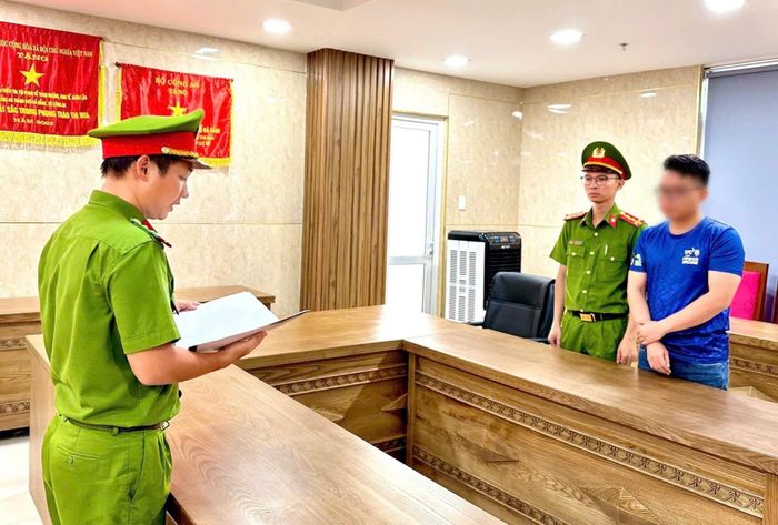Công an thực hiện các lệnh đối với bị can trong vụ án.