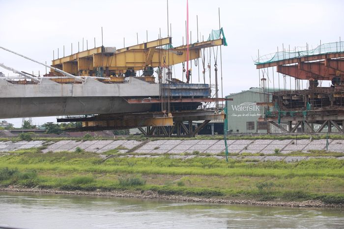 Một trong những nút thắt của cầu Đuống hiện nay là tĩnh không thông thuyền nhỏ, gây khó khăn cho vận tải thủy. Điều này sẽ được khắc phục triệt để khi cây cầu mới hoàn thành