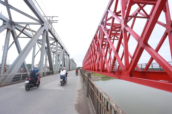 Công trình này đến nay vẫn giữ vai trò kết nối giao thông giữa khu vực nội đô và phía Đông Bắc Hà Nội, bảo đảm lưu thông thông suốt qua hai bờ sông Đuống. Cầu đường sắt mới (màu đỏ) nằm ngay sát vị trí cầu Đuống cũ.
